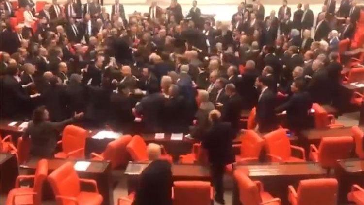Son dakika haberler... Mecliste yumruklu kavga CHPli Özkoça Cumhurbaşkanına hakaretten soruşturma