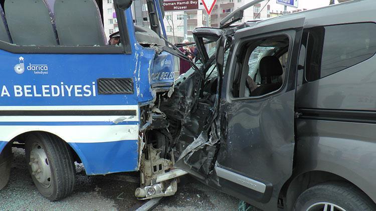 Kocaeli’de öğrenci taşıyan minibüs kaza yaptı: Çok sayıda yaralı