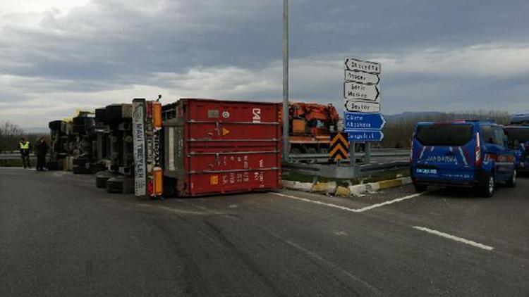 Kavşakta tır devrildi; sürücü yaralandı, yol 3 saat ulaşıma kapandı