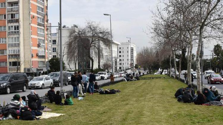 Edirneye gitmek isteyen göçmenlerin Vatan Caddesindeki bekleyişleri sürüyor