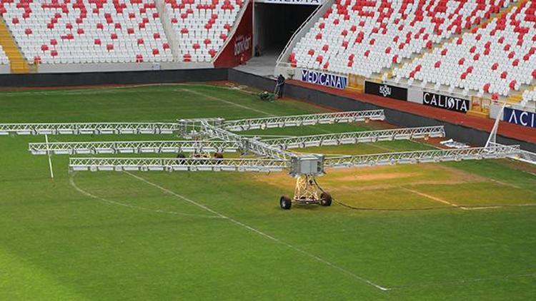 Sivasspor - Galatasaray maçı öncesi Yeni 4 Eylül Stadyumunun çimlerine solaryumlu bakım