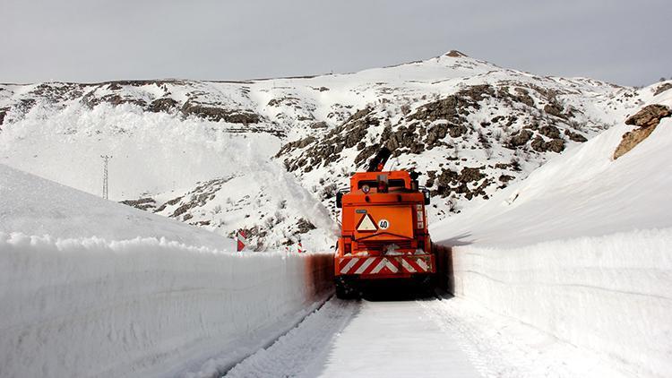 Nemrut Dağı’nın kar nedeniyle kapanan yolu açılıyor