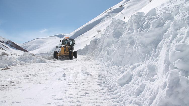 Bayburt’ta çığ nedeniyle kapanan yol ulaşıma açıldı