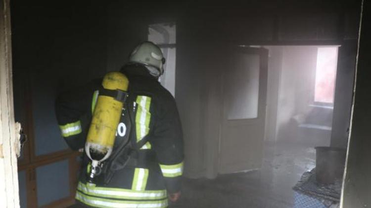 Evde çıkan yangında 2 kişi dumandan etkilendi