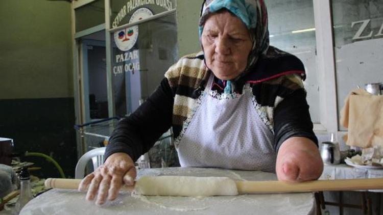 Tek eliyle yufka açıp, gözleme satarak geçimini sağlıyor