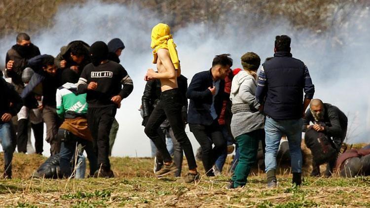 Yunan askeri durmuyor Silah, TOMA ve gaz bombası...