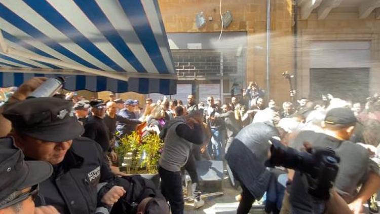 Rumların kapıları kapatma kararı Lefkoşada protesto edildi