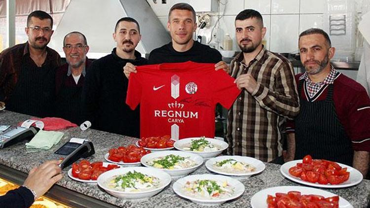 Lukas Podolskinin köfte-piyaz keyfi