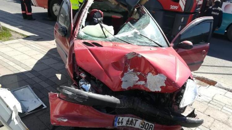Malatyada otomobil, reklam panosuna çarptı: Sürücü yaralı