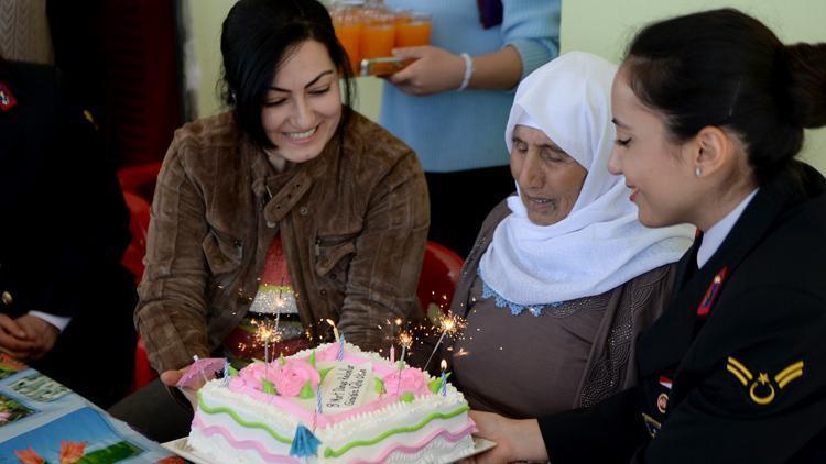 107 yaşındaki İslim nineye Dünya Kadınlar Günü sürprizi