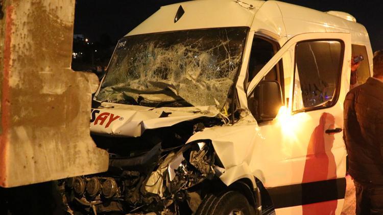 İzmirde işçileri taşıyan minibüs kamyona çarptı: Çok sayıda yaralı var