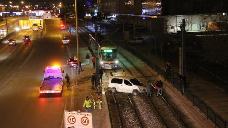 Refüje çarpan hafif ticari araç, tramvay yoluna girdi