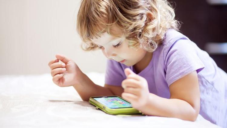 3 yaşında önce tablet ve telefon kullanan çocukların konuşması gecikebilir