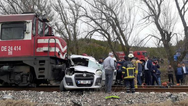 Tren hemzemin geçitte araca çarptı: 2 ölü, 2 yaralı