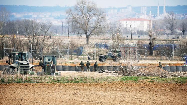 Sanki karşılarındaki göçmen değil düşman