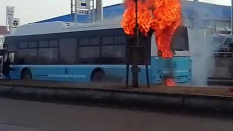 Erzurumda belediye otobüsü, seyir halinde alev aldı