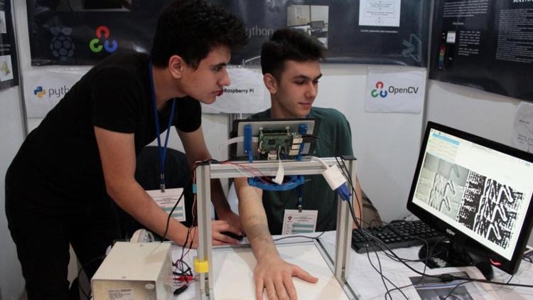 Lise öğrencileri damar yolu bulmayı kolaylaştıran cihaz geliştirdi