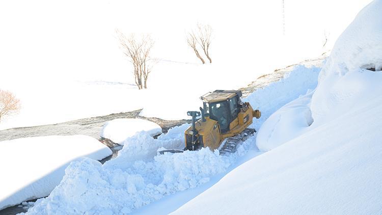 Şırnakta kardan yolları ulaşıma kapanan iki aileye ulaşıldı