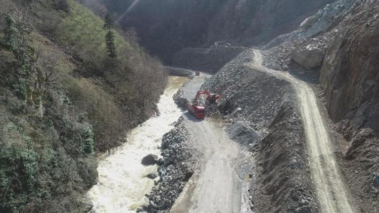 Giresunda karlar eridi; taşan ırmağın suyu yolu kapattı