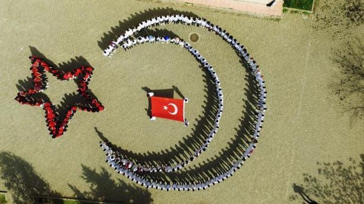Siverek’te İdlib şehitleri için Türk bayraklı koreografi