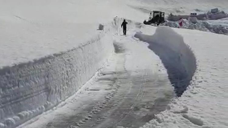 Kardan kapanan Nemrut Dağı yolu yeniden ulaşıma açıldı