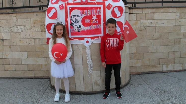 İstiklal Marşı’nı okuyan ikiz kardeşler beğeni topladı