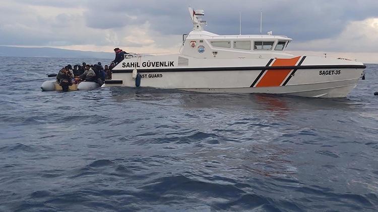 İzmirde Yunanistanın ittiği 48 göçmen kurtarıldı