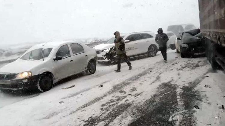 Kar fırtınası nedeniyle 20 araç birbirine girdi
