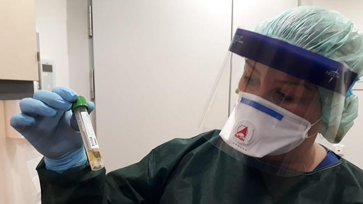 Corona virüsü hastalarına bakan Türk hemşireden son dakika önemli uyarılar