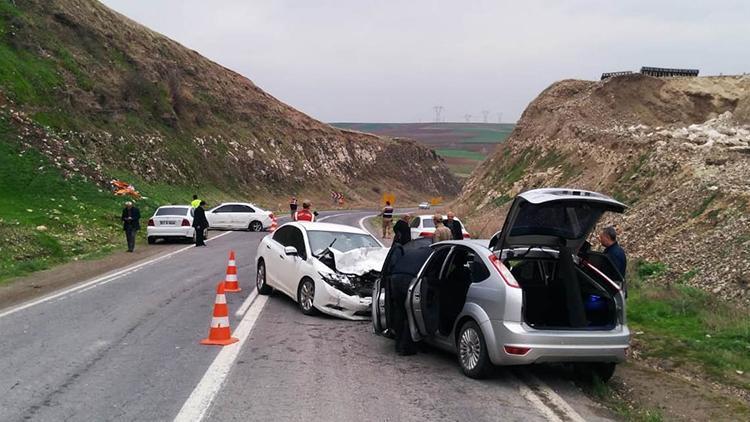 Şanlıurfa’da 3 otomobil çarpıştı: 7 yaralı