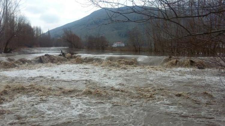 Kahramanmaraşta tarım arazileri sular altında kaldı, 15 ev boşaltıldı