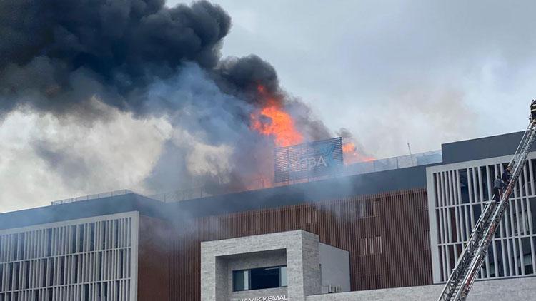Otel çatısında çıkan yangın paniğe neden oldu