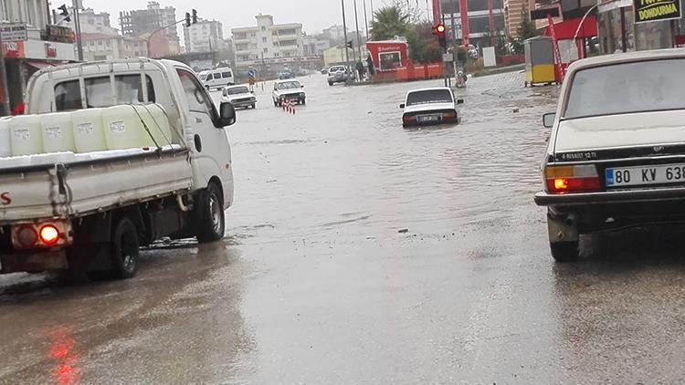 Osmaniyede şiddetli yağmur su baskınlarına neden oldu