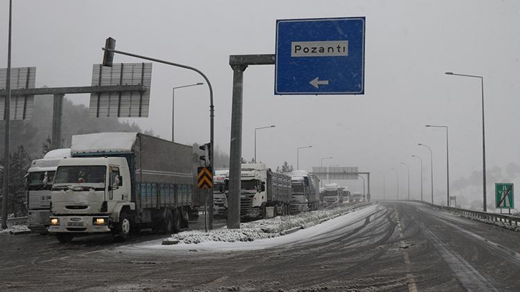 Adana-Ankara otoyolunda kar yağışı nedeniyle ulaşım aksıyor