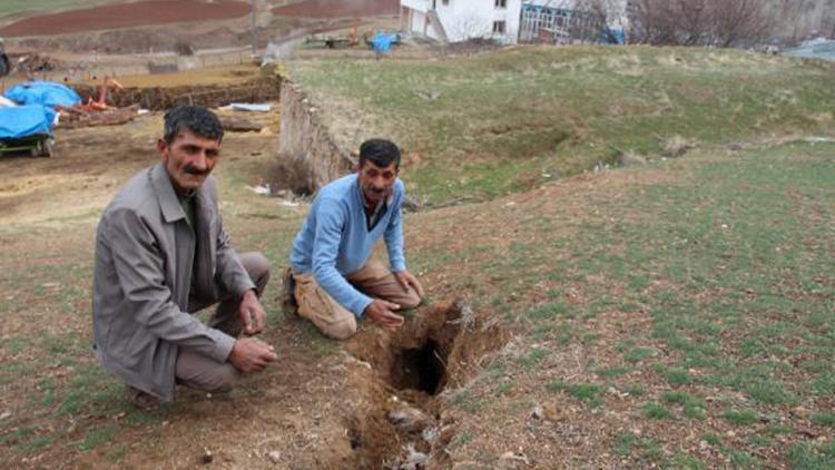 Heyelanın oluşturduğu yarıklardan korkan kardeşler yardım istiyor