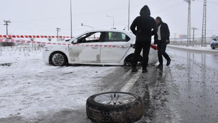 Kar küreme aracı ile otomobil çarpıştı: 2 yaralı