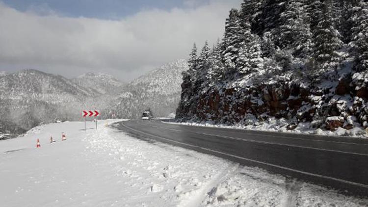 Antalya-Konya yolunda kar yağışı ulaşımı aksattı