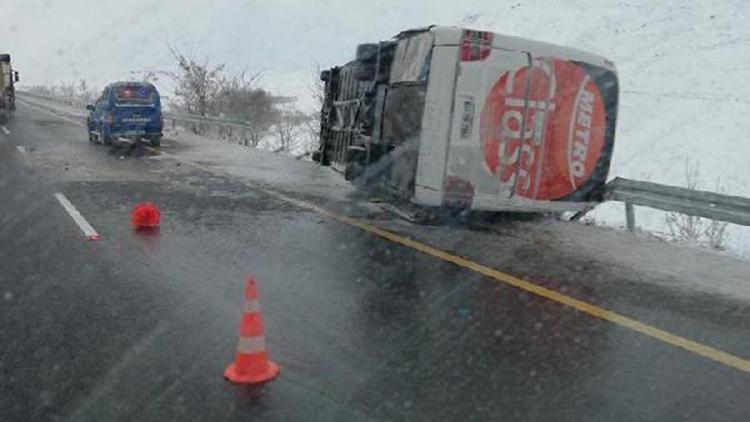 Kırşehirde yolcu otobüsü devrildi: 14 yaralı