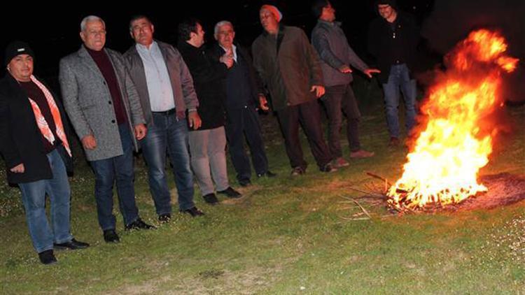 Üzüm bağları dondan zarar görmesin diye lastik yaktılar