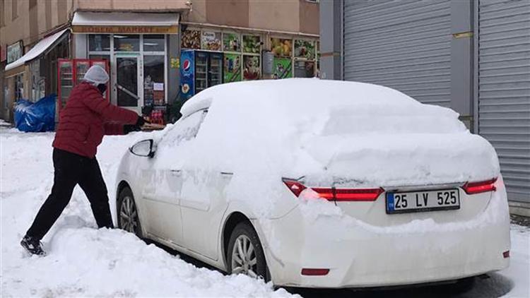 Sarıkamış’ta yoğun kar yağışı etkili oluyor