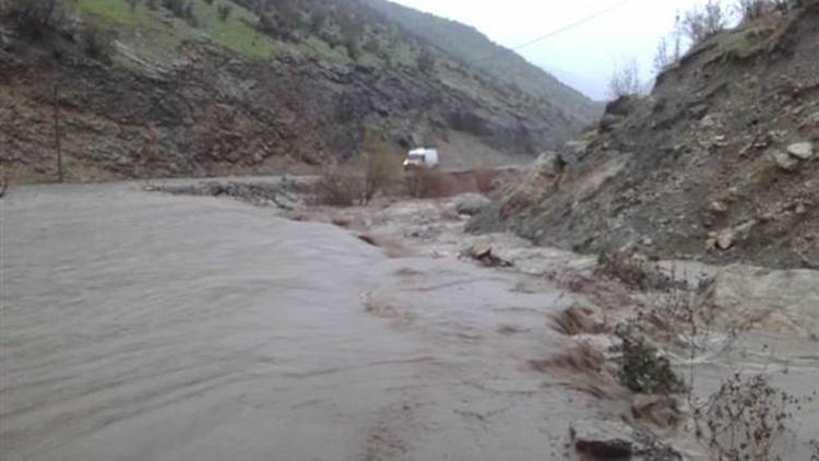 Sağanak nedeniyle dere taştı, araçlar yolda kaldı