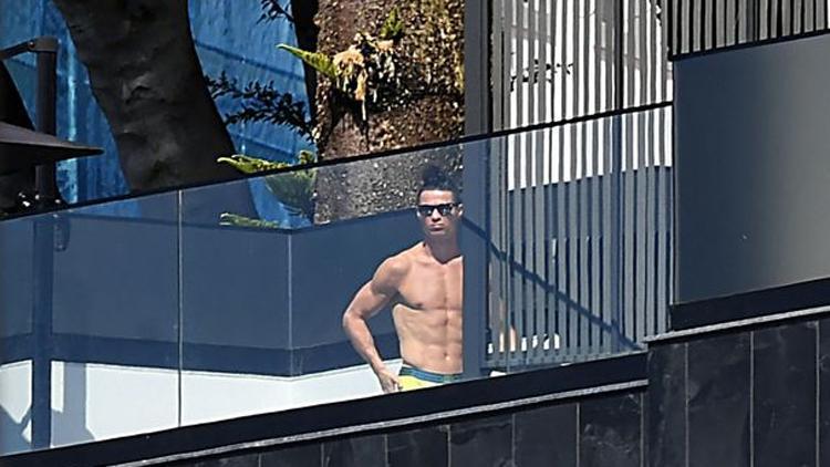 Son Dakika | Corona virüsü (Koronavirüs) karantinasındaki Ronaldo güneşlenirken görüntülendi
