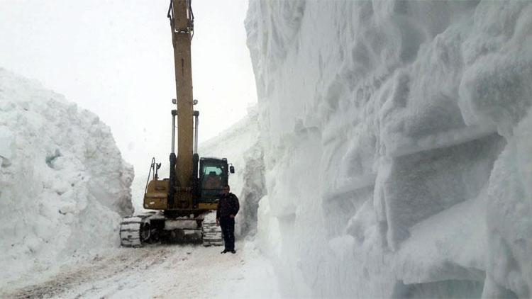 Kar kalınlığının 11 metreyi bulduğu yolda çalışma