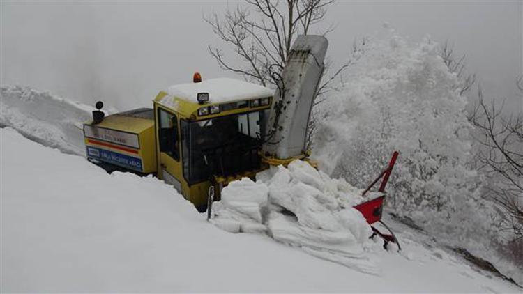 Kar kalınlığının 2-3 metreyi bulduğu yolda ekipler güçlükle ilerliyor