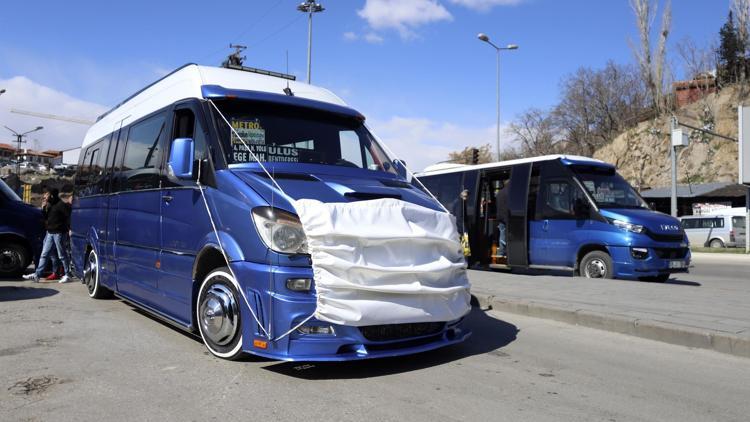 Farkındalık için dolmuşuna maske taktı