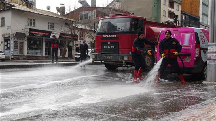 Muş’taki cadde ve kaldırımlar köpüklü ve tazyikli suyla yıkanıyor