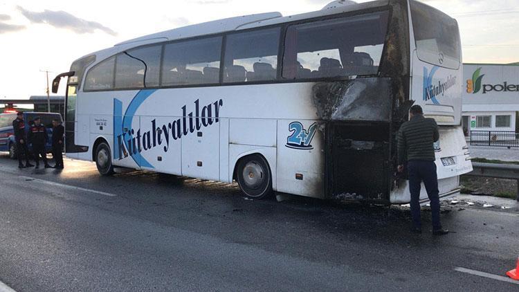 Yolcu otobüsü motorundan alev aldı, yolcular tahliye edildi