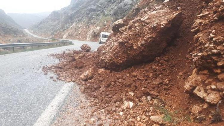 Gergerde heyelan yolu trafiğe kapattı