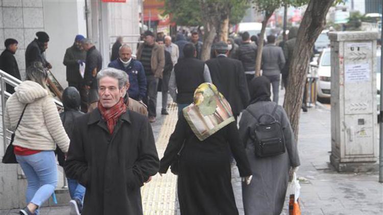 Elazığda vatandaşların sokakta yoğunluğu dikkat çekti