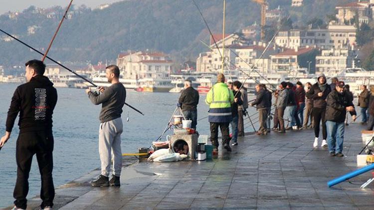 Evde Kal çağrılarına rağmen İstanbulda sahillere akın bugün de sürüyor